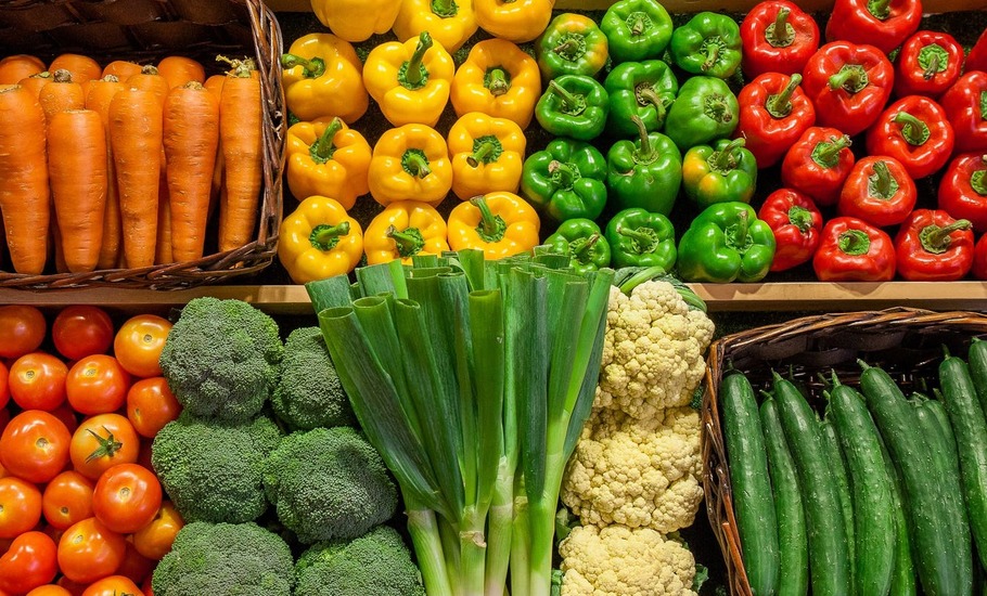 Овощи не мыты. Павильон фрукты овощи дизайн. Food shop. Farmers goods Top view.