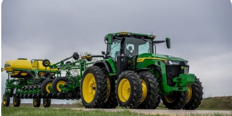 7R and 8R Tractors updated by John Deere