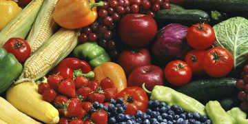 How does the color of vegetables and fruits affect their benefits?