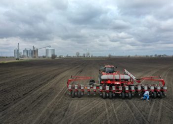 DWIGHT, ILLINOIS - 23 DE ABRIL: Uma vista aérea de um drone mostra John Duffy plantando milho em uma fazenda que ele cultiva com seu pai em 23 de abril de 2020 perto de Dwight, Illinois. O clima ameno e seco faz com que os agricultores do estado se esforcem para plantar seus campos. (Foto de Scott Olson/Getty Images)