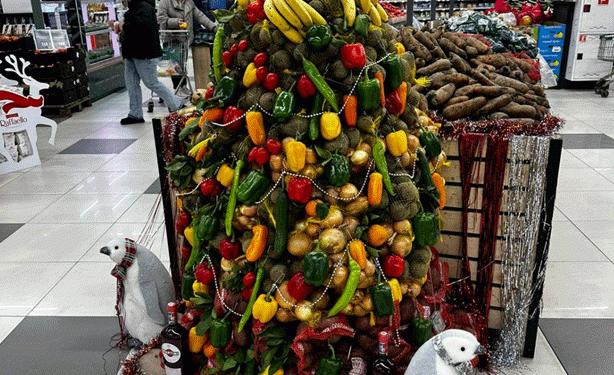 Strange Christmas Trees Made of Vegetables and Fruits: A Unique Holiday Display in Vladivostok Shopping Centers
